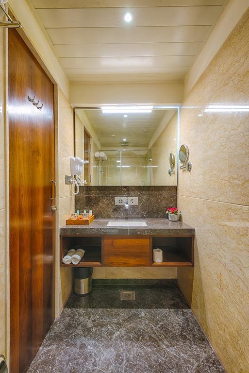 The Elements Hotel Rajkot Room photo